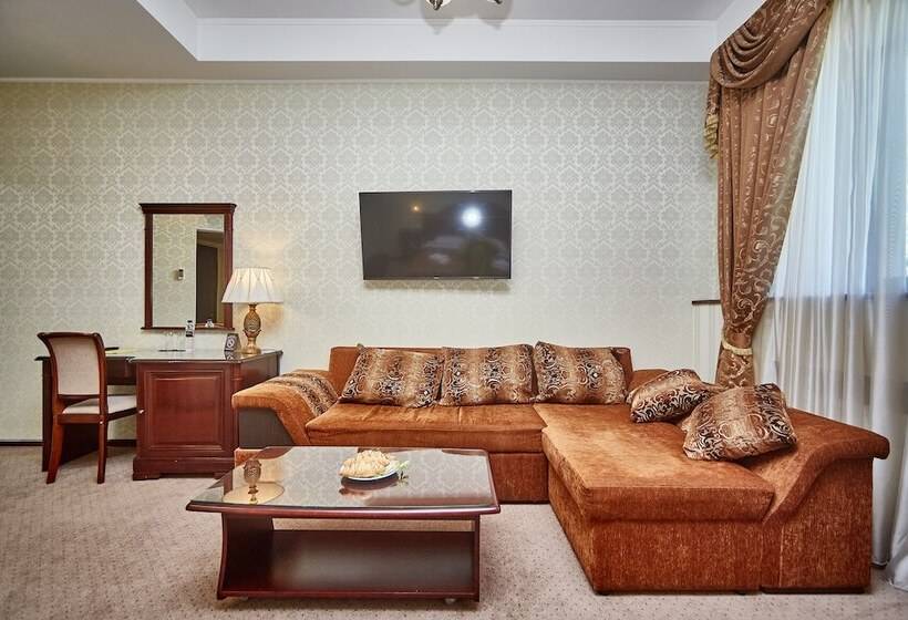 سوییت جونیور, Royal Street