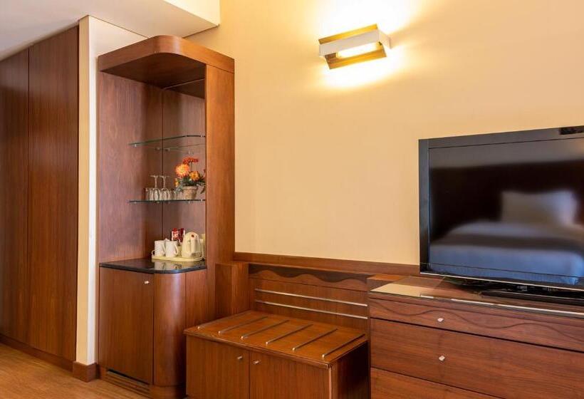 اتاق لوکس, Jiyeh Marina Resort Hotel & Chalets