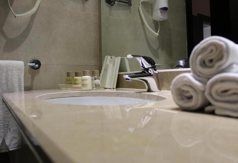 سوئیت با چشم‌انداز, Jiyeh Marina Resort Hotel & Chalets