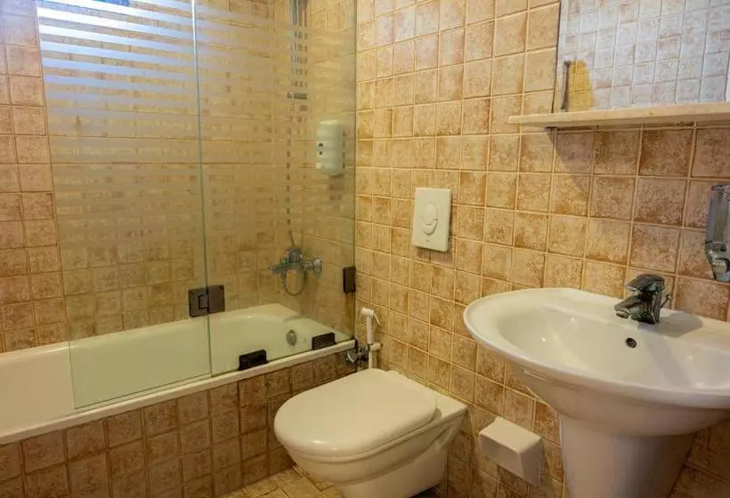 کلبه ییلاقی, Jiyeh Marina Resort Hotel & Chalets