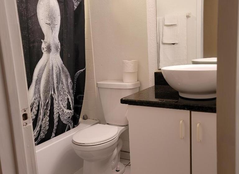 דירה בת חדר שינה 1 עם מרפסת, Oceanfront Escape With Balcony And Heated Salt Water Pool Sleeps 4