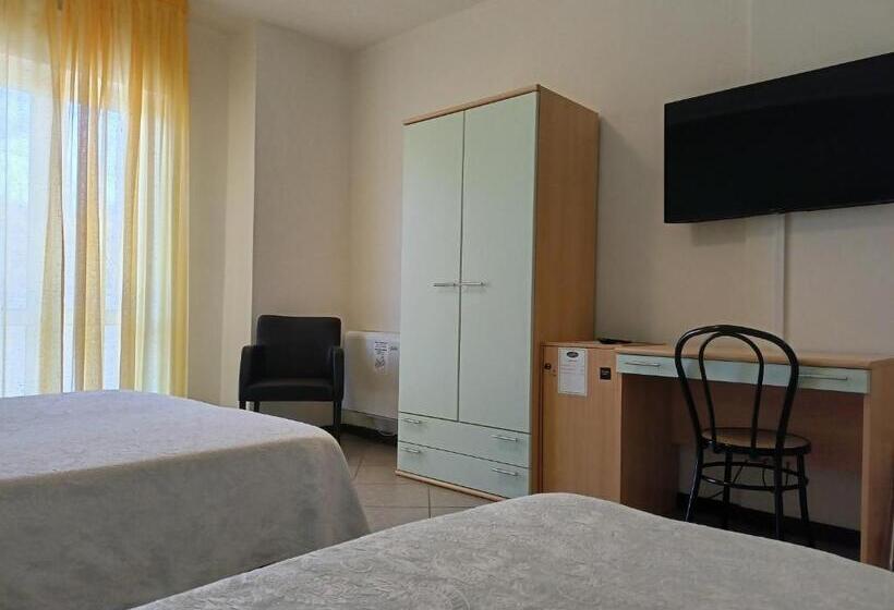 חדר לארבעה סטנדרטי עם מרפסת, Ariston Imperial