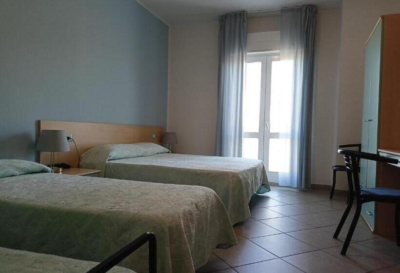 חדר לארבעה סטנדרטי עם מרפסת, Ariston Imperial