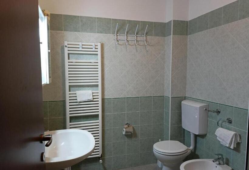 חדר לארבעה סטנדרטי עם מרפסת, Ariston Imperial