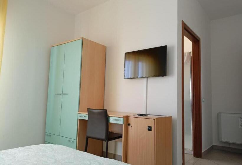 غرفة قياسية مطلّة علي البحر مزوَّدة بشُرفة, Ariston Imperial