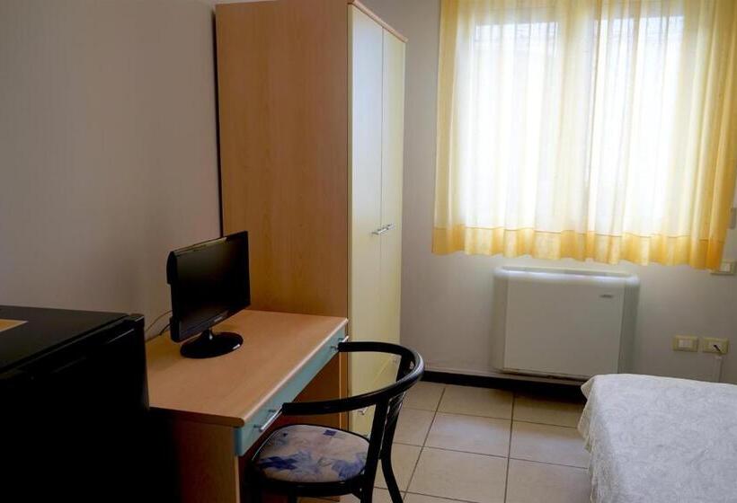 חדר סטנדרט יחיד מותאם לאדם עם מוגבלויות, Ariston Imperial