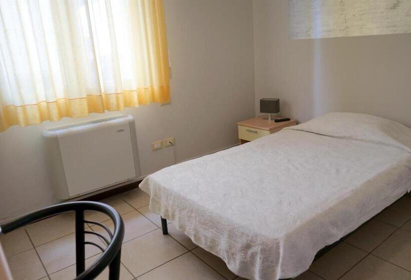 חדר סטנדרט יחיד מותאם לאדם עם מוגבלויות, Ariston Imperial