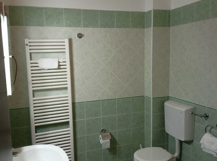 חדר לארבעה סטנדרטי עם מרפסת, Ariston Imperial