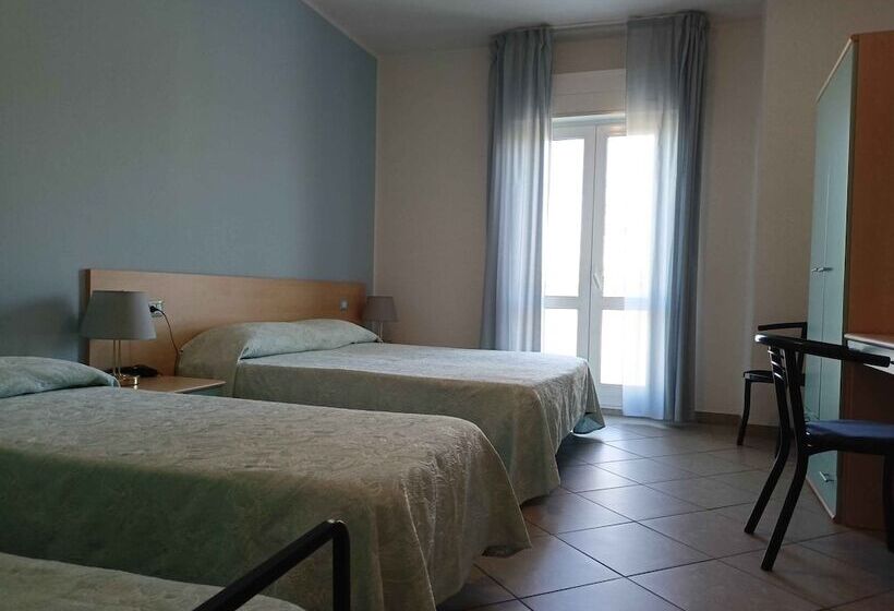 חדר לארבעה סטנדרטי עם מרפסת, Ariston Imperial