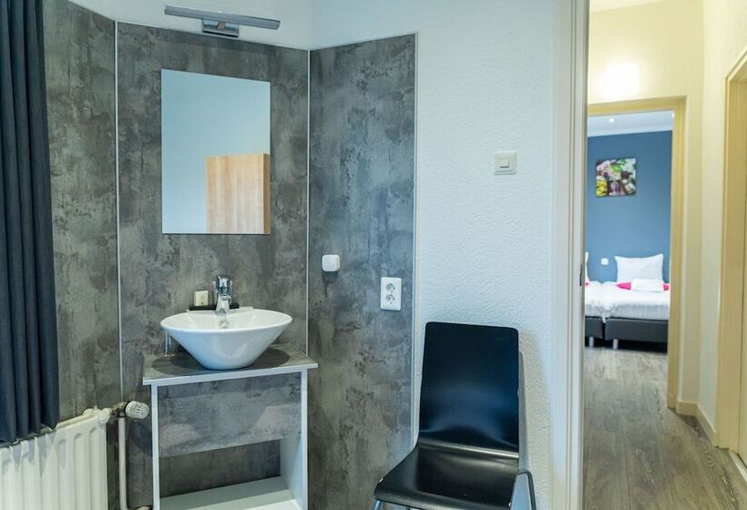 חדר סטנדרט לשלושה, Huis Ter Geul