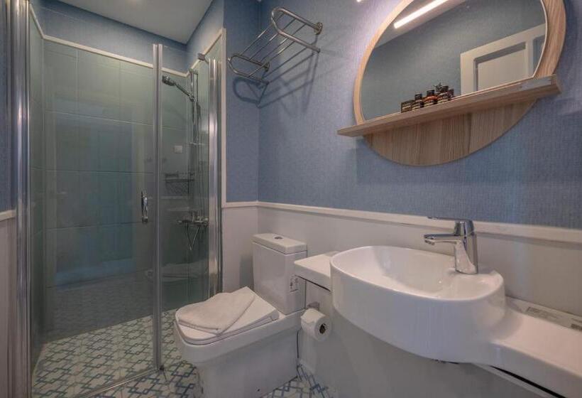 غرفة قياسية ثلاثية, Kas Marin