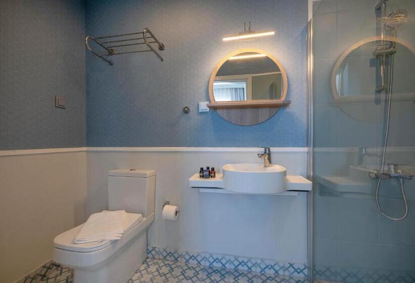 غرفة عائلية, Kas Marin