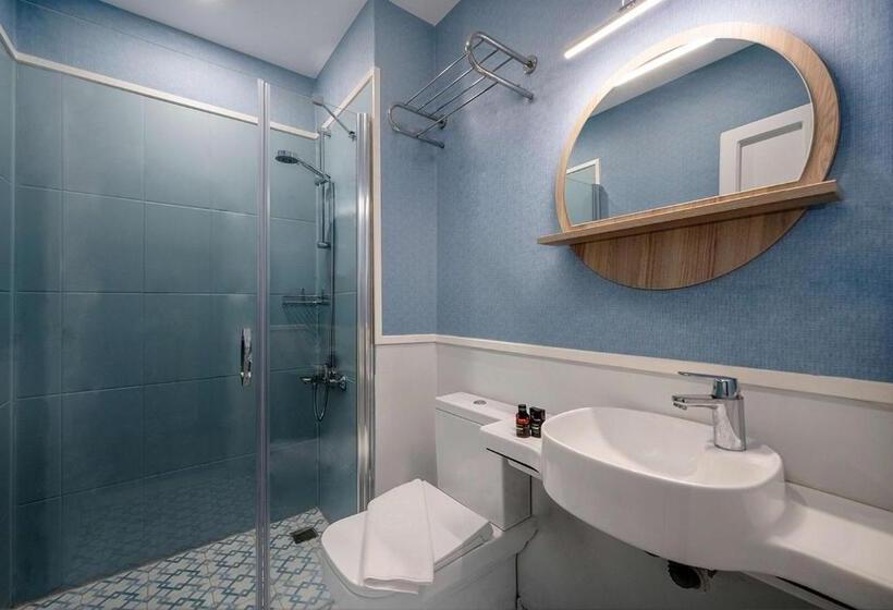 غرفة عائلية, Kas Marin