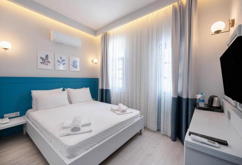 غرفة قياسية مزوَّدة بشُرفة, Kas Marin