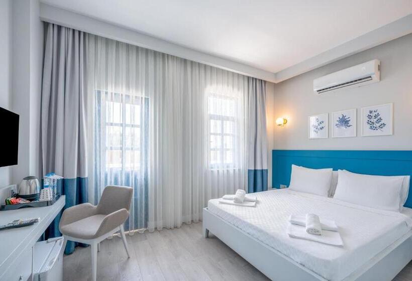 غرفة قياسية مطلّة علي الحديقة, Kas Marin