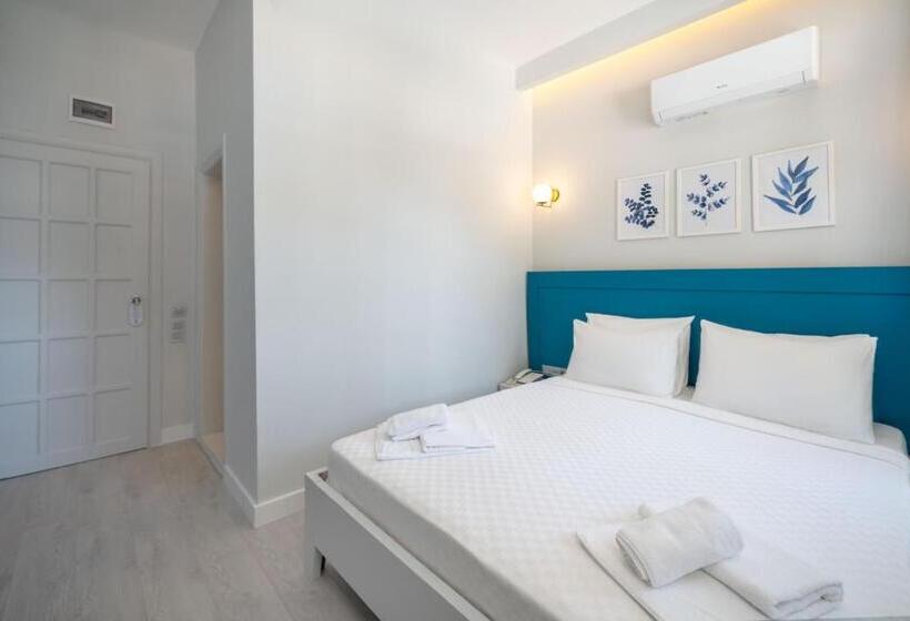 غرفة قياسية مزوَّدة بشُرفة, Kas Marin