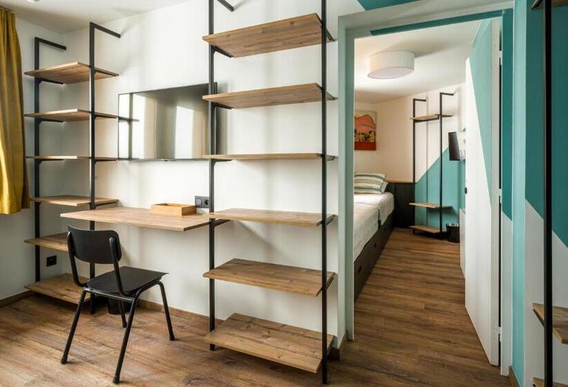 جناح عائلي, L Outa Hotel Restaurant