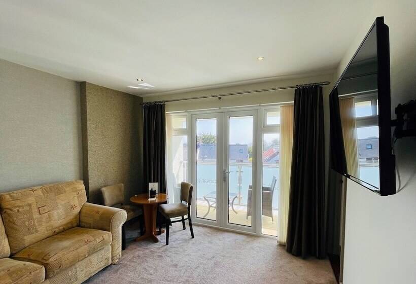 جناح ديلوكس, La Barbarie