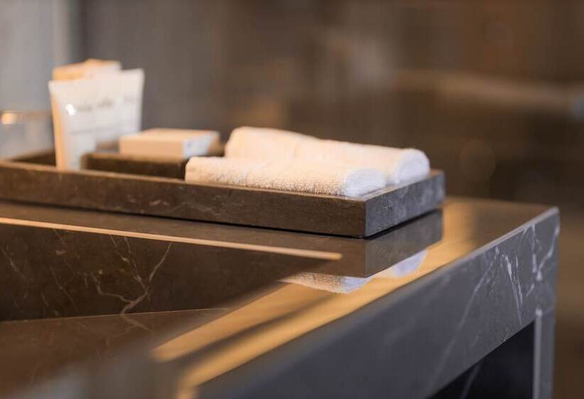 חדר משפחתי, The Lamp Hotel & Spa