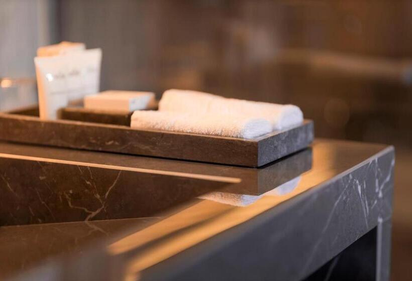 סוויטת ג'וניור דלוקס, The Lamp Hotel & Spa