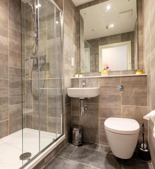 اتاق لوکس, The Westwood Summer Accommodation