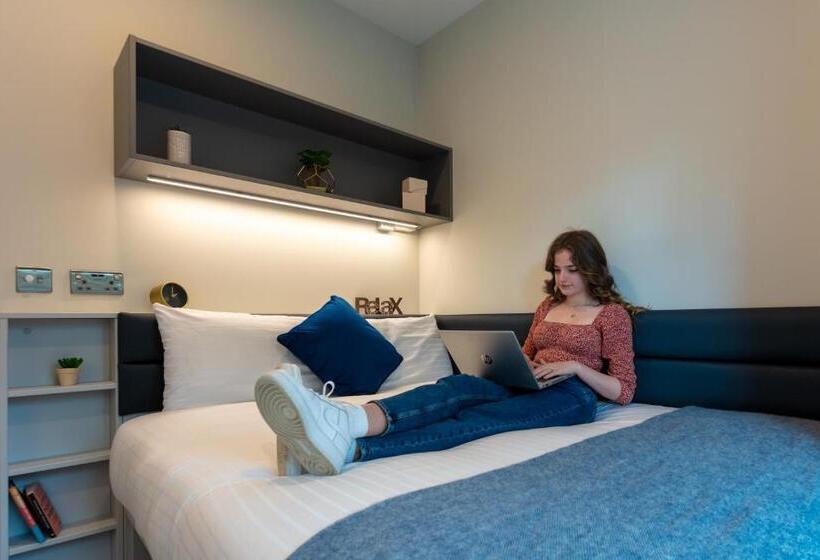 اتاق لوکس, The Westwood Summer Accommodation