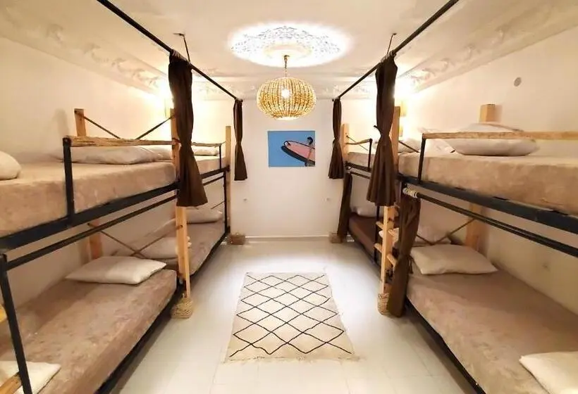 ルームシェアのワンベッド, Kekai Surf House