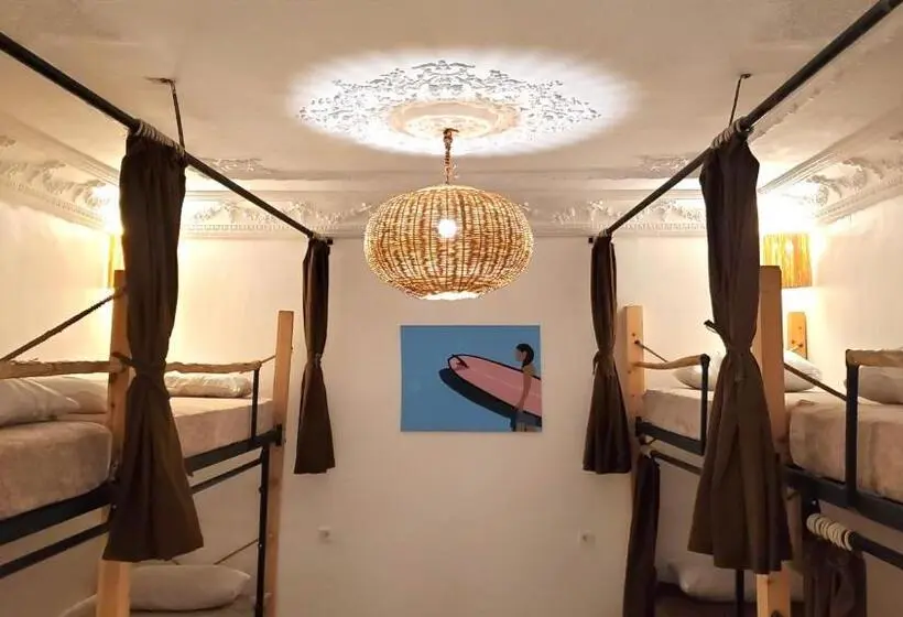 ルームシェアのワンベッド, Kekai Surf House