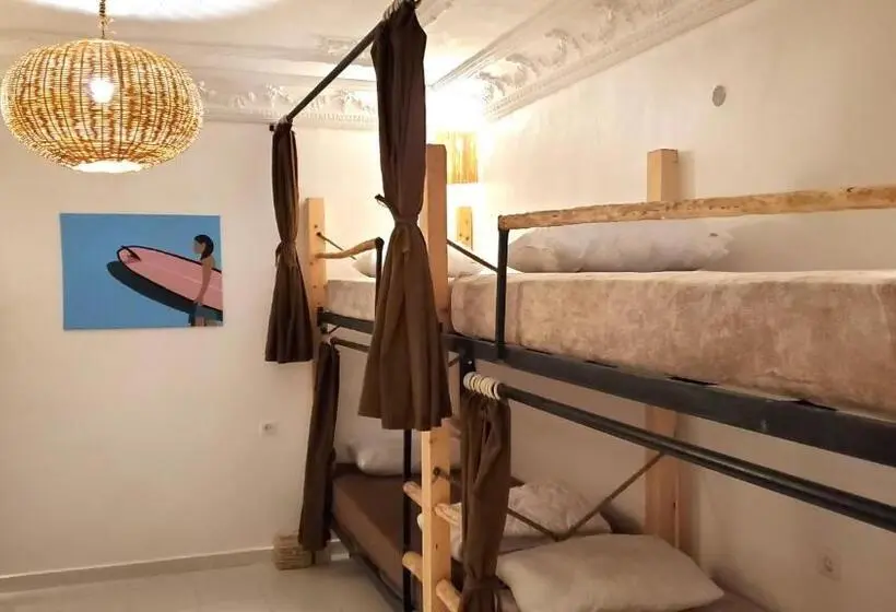 ルームシェアのワンベッド, Kekai Surf House