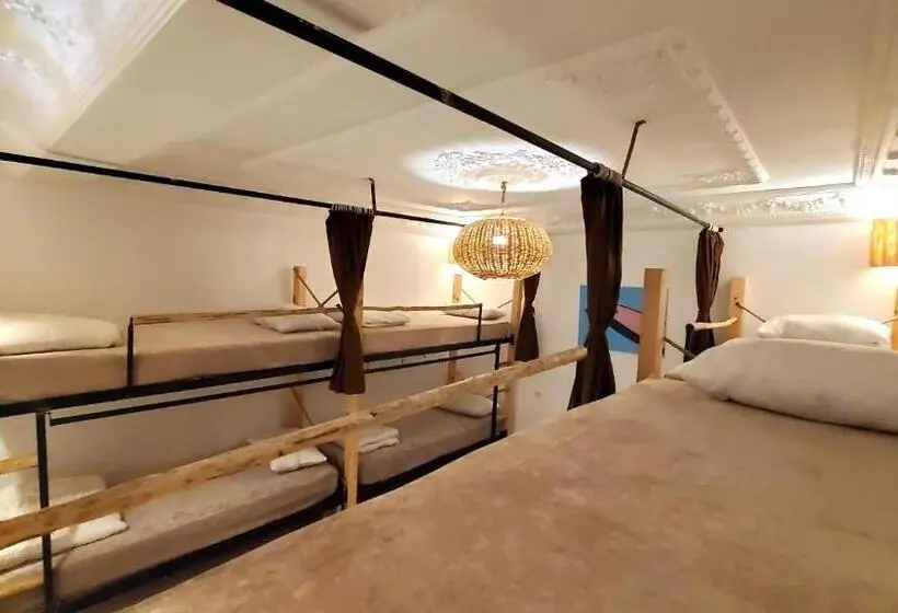 ルームシェアのワンベッド, Kekai Surf House