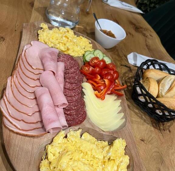 标准三人间, Muntele Mic