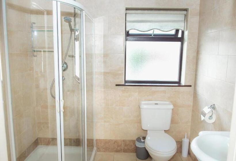 اتاق استاندارد سه نفره, Kayden House