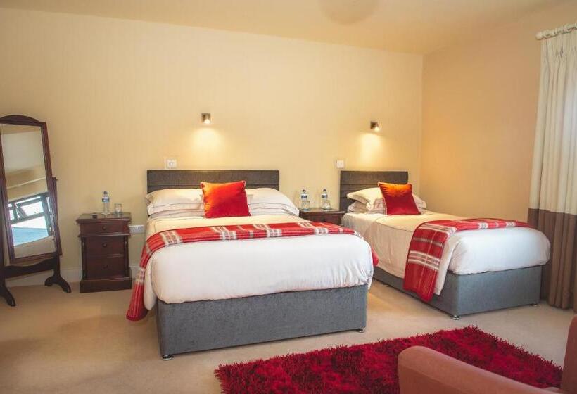 اتاق استاندارد سه نفره, Kayden House