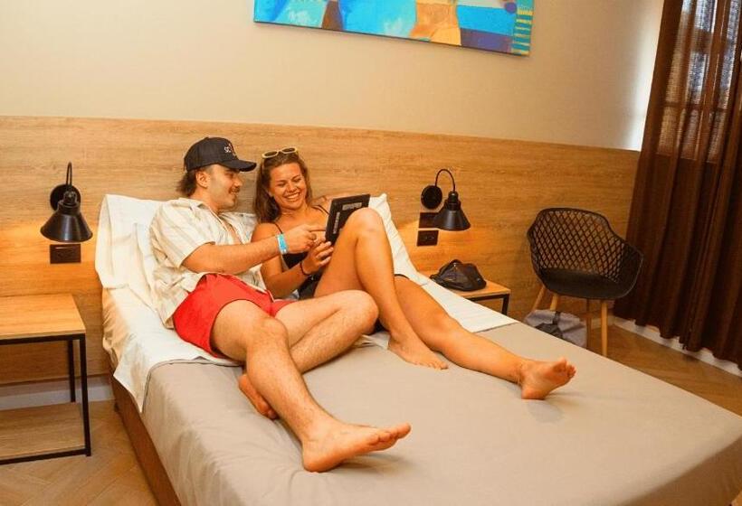 اتاق استاندارد, Wild Rover Huacachina