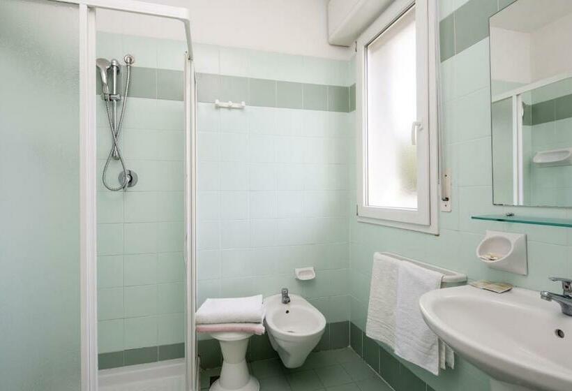 اتاق کلاسیک چهارنفره, Luana