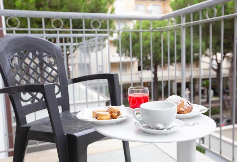 اتاق کلاسیک سه تخته, Luana