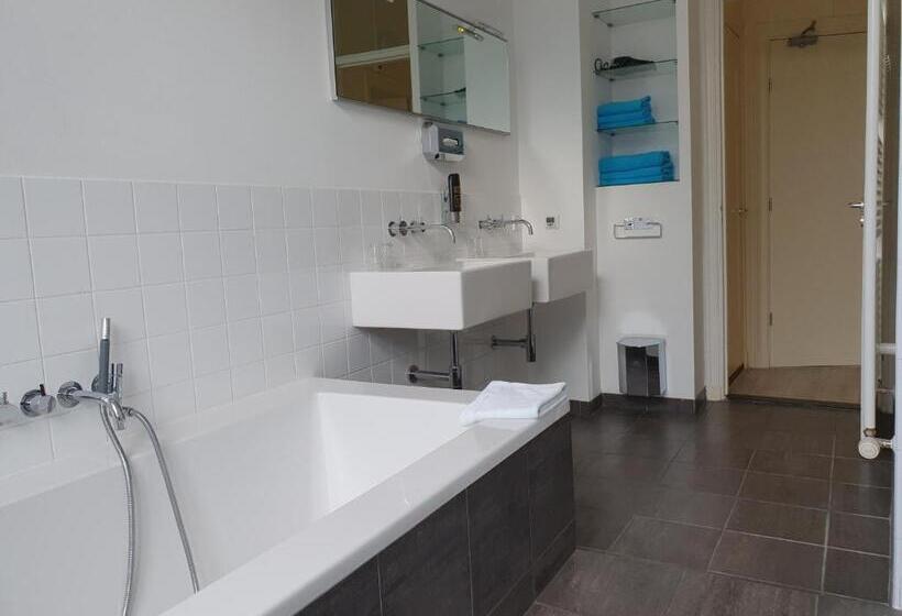 标准三人间, Bor Scheveningen