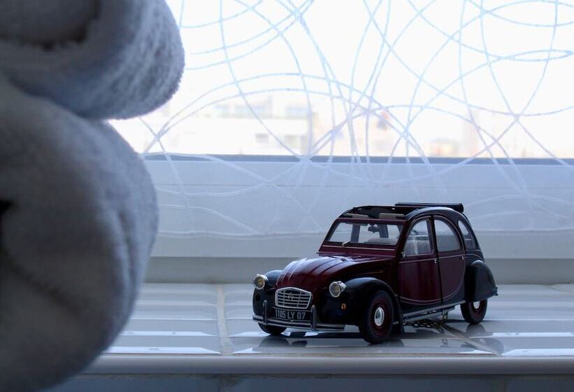 اتاق استاندارد سه نفره, Hôtel Le Charleston