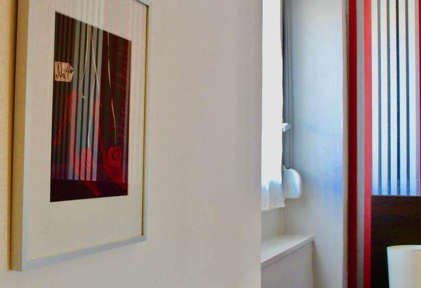 اتاق استاندارد سه نفره, Hôtel Le Charleston