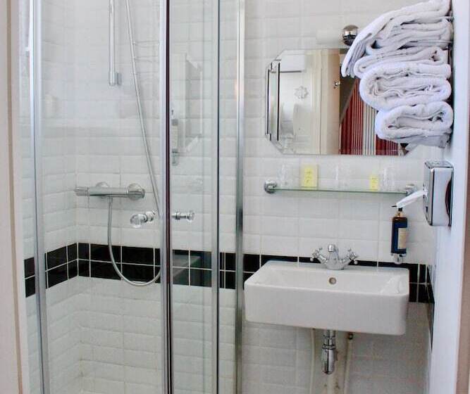 اتاق استاندارد سه نفره, Hôtel Le Charleston