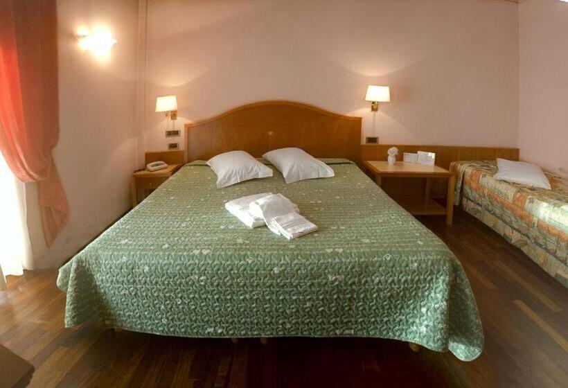 اتاق استاندارد سه نفره, Lory & Ristorante Ferraro