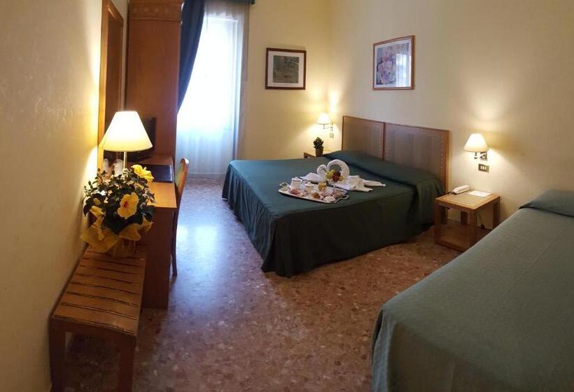 اتاق استاندارد سه نفره, Nuovo Albergo