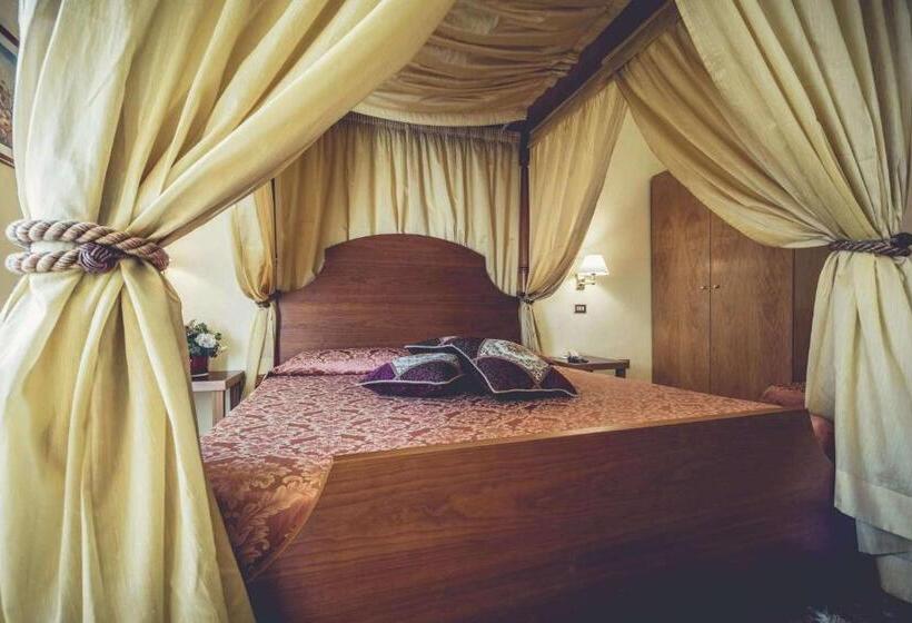 اتاق لوکس, Nuovo Albergo