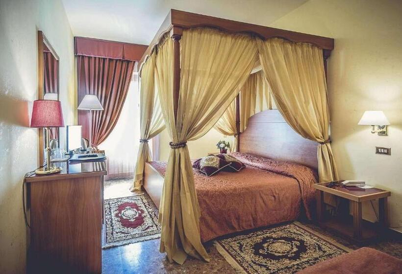 اتاق لوکس, Nuovo Albergo