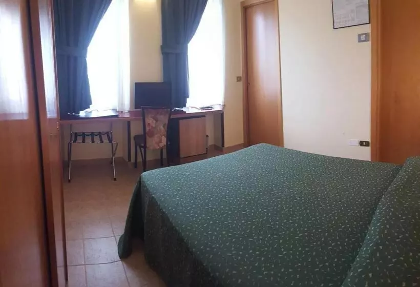 اتاق اکونومی, Nuovo Albergo