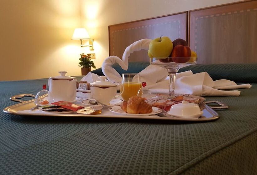 اتاق استاندارد سه نفره, Nuovo Albergo