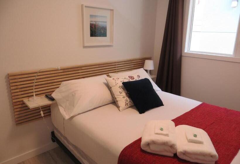 이코노미 룸, The Inn On College