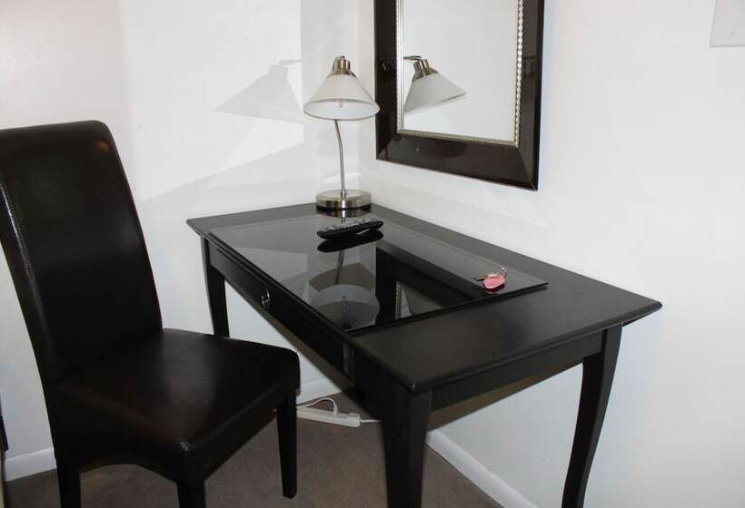 이코노미 룸, The Inn On College