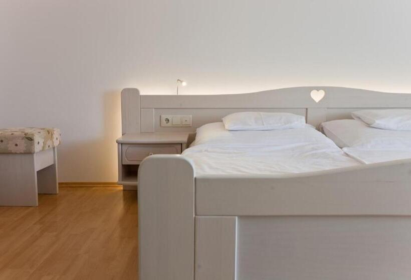 סוויטה, Tornácos Hotel Hegykő