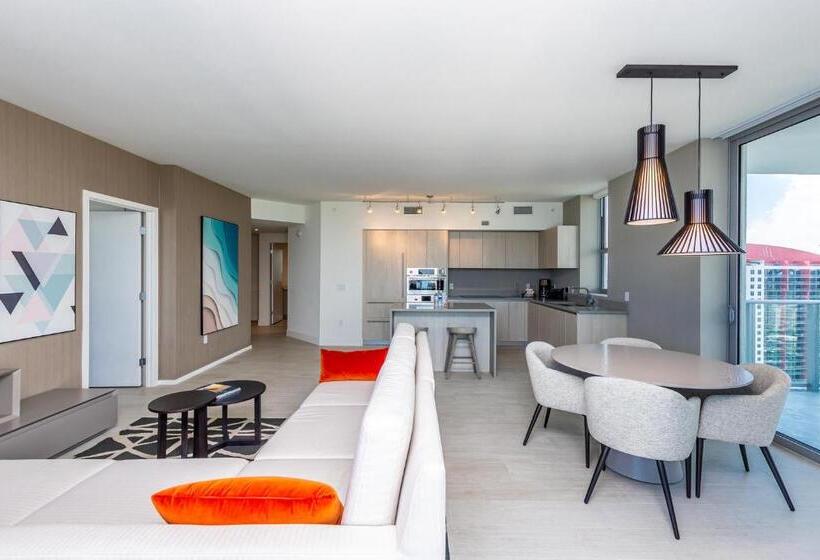 2 Bedroom Apartment with Views, Amazing Apartments At H Beach House